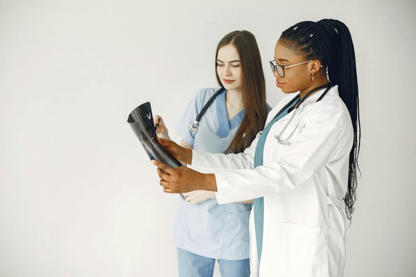 Aménagement optimal d"un espace de sommeil pour femmes enceintes souffrant de reflux gastrique : conseils pratiques et astuces incontournables